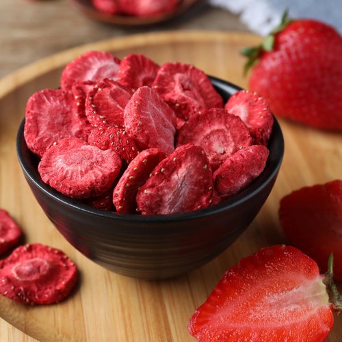 Anna and Sarah Freeze Dried Slice Strawberries 4 Oz, 100% Natural Sliced Fruit, Great for Healthy Snacks, Smoothies or Trail Mix, NO Added Sugar or Preservatives, Gluten-Free and Good for Vegan