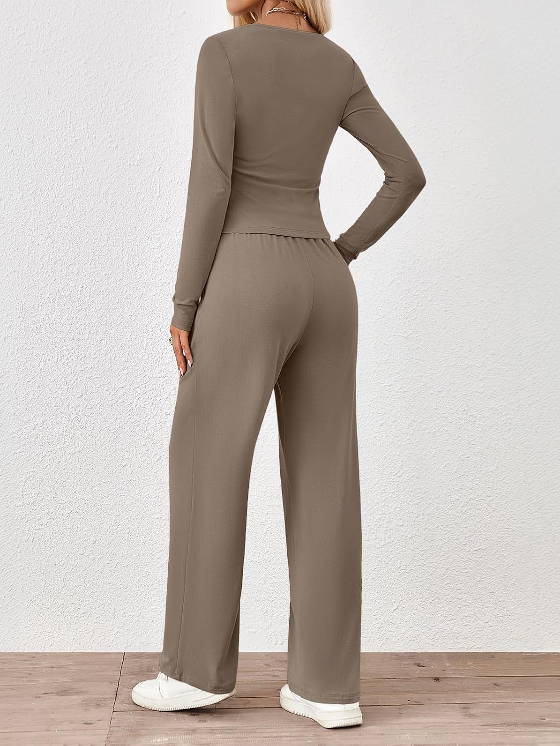 Trendy Queen 2-Piece Lounge Set for Women - Stylish Fall Sweatsuit in Comfortable Fit
