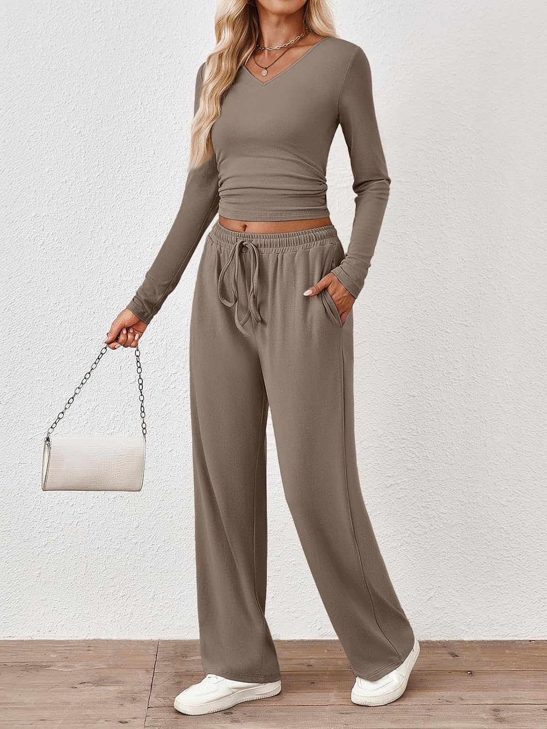 Trendy Queen 2-Piece Lounge Set for Women - Stylish Fall Sweatsuit in Comfortable Fit