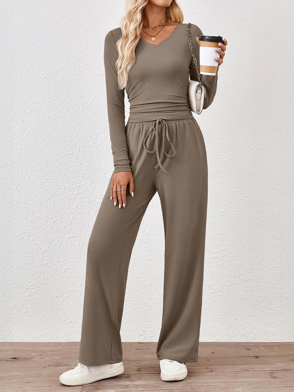 Trendy Queen 2-Piece Lounge Set for Women - Stylish Fall Sweatsuit in Comfortable Fit